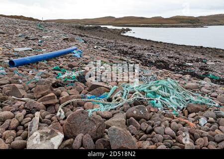 Plastikmüll und andere Trümmer, die an der Küste bei Old Dornie auf der Coigach Peninsula, Wester Ross, Northwest Highlands of Scotland, Großbritannien, aufgespült werden Stockfoto