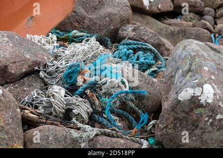 Plastikmüll und andere Trümmer, die an der Küste bei Old Dornie auf der Coigach Peninsula, Wester Ross, Northwest Highlands of Scotland, Großbritannien, aufgespült werden Stockfoto