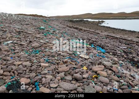 Plastikmüll und andere Trümmer, die an der Küste bei Old Dornie auf der Coigach Peninsula, Wester Ross, Northwest Highlands of Scotland, Großbritannien, aufgespült werden Stockfoto