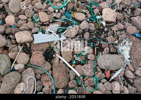 Plastikmüll und andere Trümmer, die begonnen haben, aufzubrechen, um Mikroplastik an einem Strand auf der Coigach Halbinsel, Wester Ross, Northwest Highl zu schaffen Stockfoto