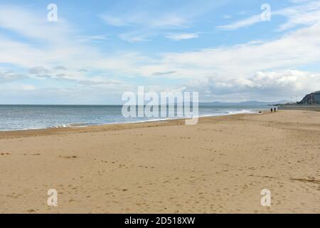 Schöner goldener Sandstrand mit blauem Himmel und strahlend weißem Wolken in der Sommersonne Stockfoto