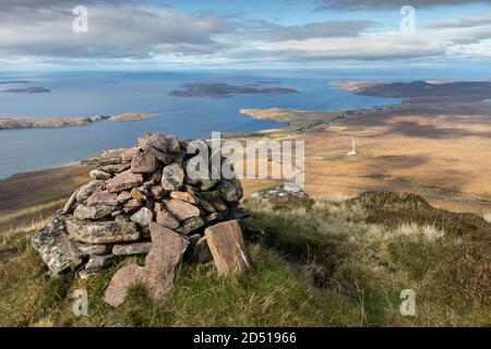 Der Blick vom Gipfel des Cairn Conmheall über die Sommerinseln zur Spitze der Coigach Peninsula, Wester, Ross, Northwest Highlands of Scotl Stockfoto