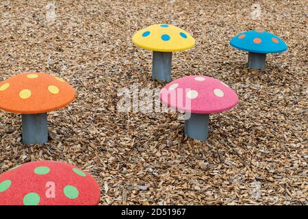 Nahaufnahme von bunten Pilzform Trittsteine Spiel auf einem Kinderspielplatz draußen im Sommer Rot, Rosa, Blau, Orange, Gelb Stockfoto