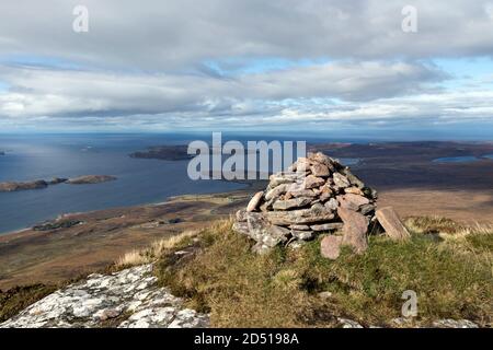 Der Blick vom Gipfel des Cairn Conmheall über die Sommerinseln zur Spitze der Coigach Peninsula, Wester, Ross, Northwest Highlands of Scotl Stockfoto