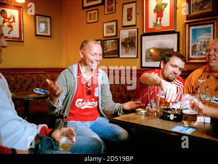 Liverpool Fans aus Norwegen im Liverpool Pub. Getränk vor dem Spiel am Tag vor Liverpool V Charlton. Anfied, Liverpool, 12. Mai 2007 Stockfoto