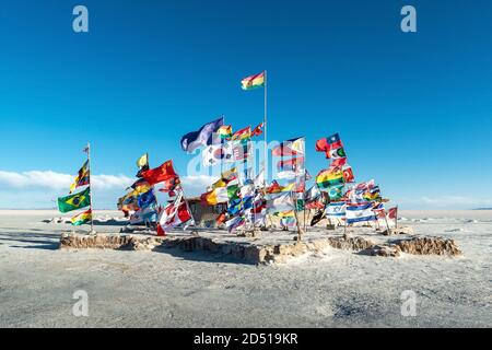 Internationale Flaggen in der Salzwüste Uyuni auf dem Standort des ersten Salzhotels, Bolivien. Stockfoto