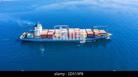 Container Frachtschiff voll beladen, Import Export Geschäft und Logistik, Luftaufnahme. Wassertransport, internationale Güterverkehr, Handelsverkehr Stockfoto