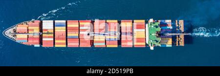 Container Frachtschiff, Logistik, Import-Export-Geschäft. Wassertransport, internationale Güterschifffahrt, Handelsverkehr und Transport in der o Stockfoto