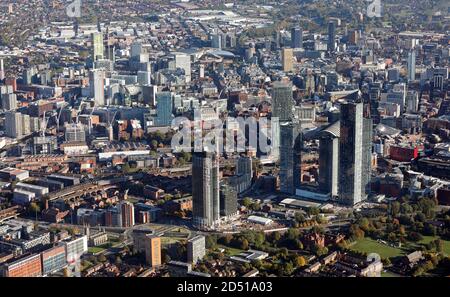 Neu! Luftaufnahme der Skyline von Manchester aus dem Südwesten mit den neuen Wolkenkratzern am Deansgate Square & Northpoint Developments. Aufgenommen Im Oktober 2020. Stockfoto
