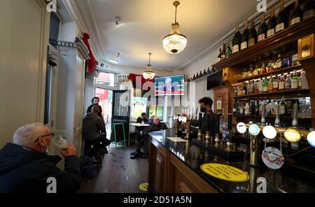 Die Leute im Richmond Pub in Liverpool sehen sich eine Erklärung des Premierministers Boris Johnson an, da Teile des Nordens von England sich auf die strengsten Tier-3-Kontrollen einlassen, wobei Merseyside voraussichtlich seine Pubs haben wird, Fitness-Studios und Casinos geschlossen in einem Versuch, seine Infektionsrate zu unterdrücken. Stockfoto