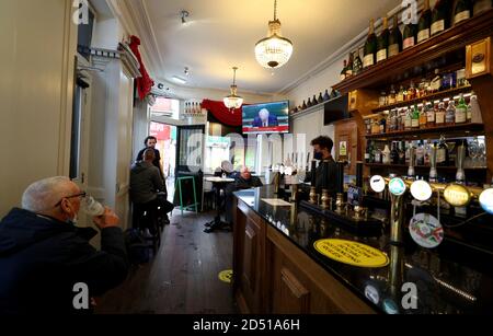 Die Leute im Richmond Pub in Liverpool sehen sich eine Erklärung des Premierministers Boris Johnson an, da Teile des Nordens von England sich auf die strengsten Tier-3-Kontrollen einlassen, wobei Merseyside voraussichtlich seine Pubs haben wird, Fitness-Studios und Casinos geschlossen in einem Versuch, seine Infektionsrate zu unterdrücken. Stockfoto