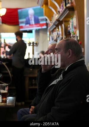 Die Leute im Richmond Pub in Liverpool sehen sich eine Erklärung des Premierministers Boris Johnson an, da Teile des Nordens von England sich auf die strengsten Tier-3-Kontrollen einlassen, wobei Merseyside voraussichtlich seine Pubs haben wird, Fitness-Studios und Casinos geschlossen in einem Versuch, seine Infektionsrate zu unterdrücken. Stockfoto