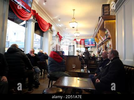 Die Leute im Richmond Pub in Liverpool sehen sich eine Erklärung des Premierministers Boris Johnson an, da Teile des Nordens von England sich auf die strengsten Tier-3-Kontrollen einlassen, wobei Merseyside voraussichtlich seine Pubs haben wird, Fitness-Studios und Casinos geschlossen in einem Versuch, seine Infektionsrate zu unterdrücken. Stockfoto