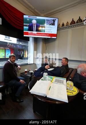 Die Leute im Richmond Pub in Liverpool sehen sich eine Erklärung des Premierministers Boris Johnson an, da Teile des Nordens von England sich auf die strengsten Tier-3-Kontrollen einlassen, wobei Merseyside voraussichtlich seine Pubs haben wird, Fitness-Studios und Casinos geschlossen in einem Versuch, seine Infektionsrate zu unterdrücken. Stockfoto