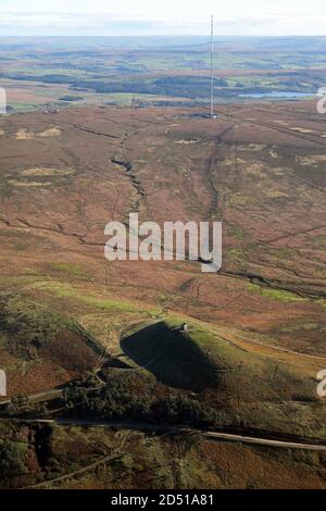 Luftaufnahme des Rivington Pike Tower, einem historischen Wahrzeichen, auf Winter Hill (TV-Mast im Hintergrund), in der Nähe von Bolton, Great Manchester Stockfoto