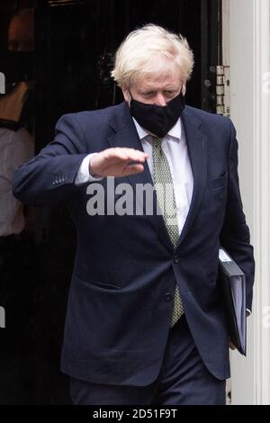 Premierminister Boris Johnson verlässt die Downing Street Nummer 10 für das Parlamentsgebäude am 12. Oktober 2020, um eine Rede über seine Pläne zu halten Stockfoto
