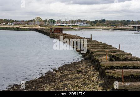 Überreste einer alten Eisenbahnbrücke auf Hayling Island, Hampshire Stockfoto