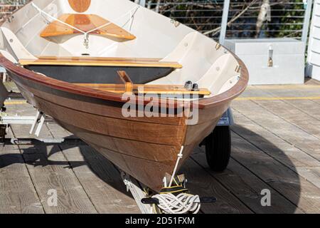 Ein brandneues Holzreihenboot trocken angedockt auf dem Display Stockfoto