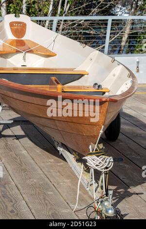 Ein brandneues Holzreihenboot trocken angedockt auf dem Display Stockfoto