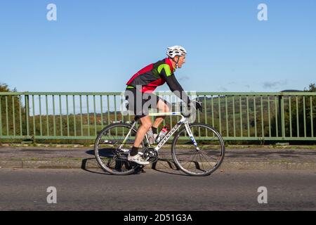 Männliche Radfahrer fahren Cannondale Kohlefaser Sport Rennrad Fahrrad auf dem Land Route über Autobahnbrücke in ländlichen Lancashire, Großbritannien Stockfoto