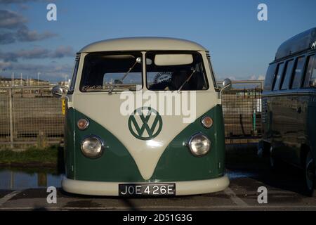Volkswagen Camper Van in sehr gutem Zustand und abgesenkter Federung. Stockfoto