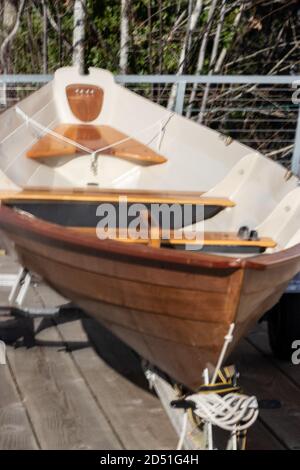 Ein brandneues Holzreihenboot trocken angedockt auf dem Display Stockfoto