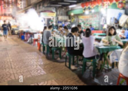 Verschwommenes Bild Street Food in Chinatown Bangkok Thailand und Menschen Hohe Konzentration von ihnen in belebten Gebieten Stockfoto