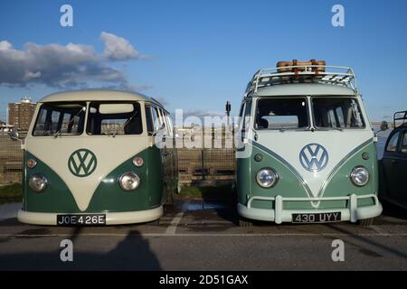 Volkswagen Camper Vans Diese klassischen Fahrzeuge am Fluss Arun geparkt. Stockfoto
