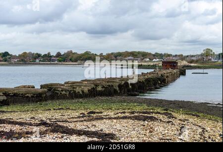 Überreste einer alten Eisenbahnbrücke auf Hayling Island, Hampshire Stockfoto