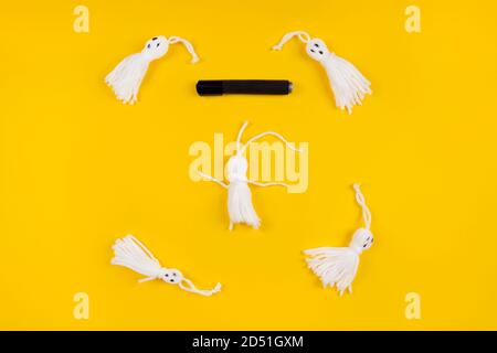 Halloween DIY Konzept. Machen Sie eine niedliche Girlande von Geistern aus Stricken. Schritt 4 Stockfoto