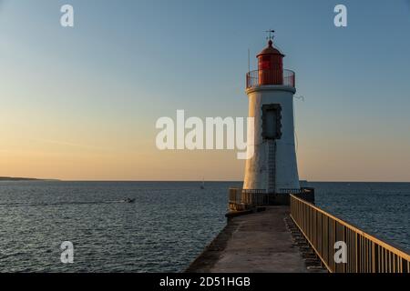 Leuchtturm der großen Anlegestelle von Sables d'Olonne im Morgengrauen (Vendee, Frankreich) Stockfoto