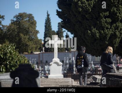 Madrid, Spanien. Oktober 2020. Am spanischen Nationalfeiertag stehen auf dem Almudena-Friedhof Trauernde. Spanien kämpft derzeit mit einer besonders heftigen zweiten Welle von Corona und weist die höchsten Infektionsraten in Westeuropa auf. Kredit: Javier Carbajal/dpa/Alamy Live Nachrichten Stockfoto