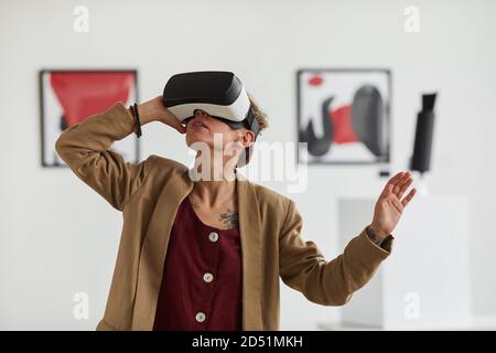 Grafik Taille bis Porträt der modernen jungen Frau trägt VR Erleben Sie ein atemberaubendes Erlebnis in der Kunstgalerie Stockfoto