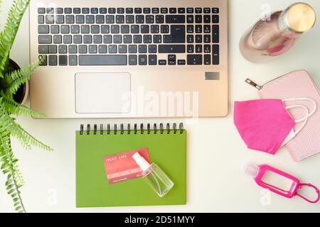 Coronavirus flach legen mit Geldbörse, Laptop, Kreditkarte, medizinische Maske und Notebook mit antiseptischen auf weißem Hintergrund. Stockfoto