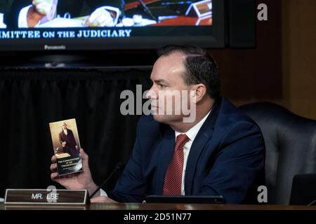 Washington, Usa. Oktober 2020. Senator Mike Lee, ein Republikaner aus Utah, hält eine Kopie der Verfassung der Vereinigten Staaten, während er während einer Bestätigungsverhandlung des Justizausschusses des Senats in Washington, DC, USA, am Montag, den 12. Oktober, spricht. 2020 Barrett wurde von Präsident Donald Trump zur Besetzung der im September verstorbenen Justizministerin Ruth Bader Ginsburg ernannt. Pool Foto von Stefani Reynolds/UPI Kredit: UPI/Alamy Live News Stockfoto