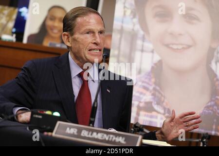 Washington, Usa. Oktober 2020. Der demokratische Senator aus Connecticut Richard Blumenthal spricht, als Richterin Amy Coney Barrett vor der Bestätigungsverhandlung des Justizausschusses des Senats auf dem Capitol Hill am 12. Oktober 2020 in Washington, DC, erscheint. Barrett wurde von Präsident Donald Trump zur Besetzung der im September verstorbenen Justizministerin Ruth Bader Ginsburg ernannt. Pool Foto von Shawn Thew/UPI Kredit: UPI/Alamy Live News Stockfoto