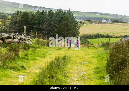 Wanderer auf einem Weg entlang der Killeen-Schleife Spaziergänge in der Nähe von Louisburgh, County Mayo, Irland Stockfoto