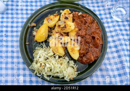 Traditionelle ungarische Őrség Stil Dödölle Gebäck Kartoffelknöl mit Pörkölt Eintopf und Kohl Stockfoto