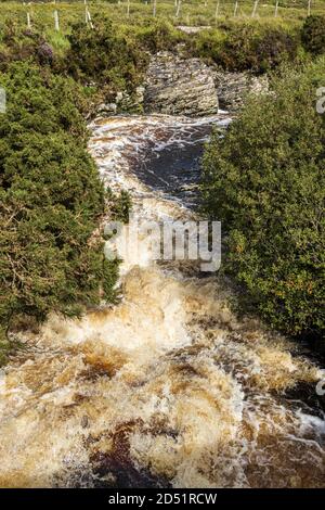 Owenmore Fluss in voller Strömung bei Drummin, County Mayo, Irland Stockfoto