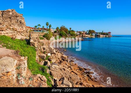 Felsiger Strand im Zentrum der Seitenstadt, in der Region Antalya an der südlichen Mittelmeerküste der Türkei. Stockfoto