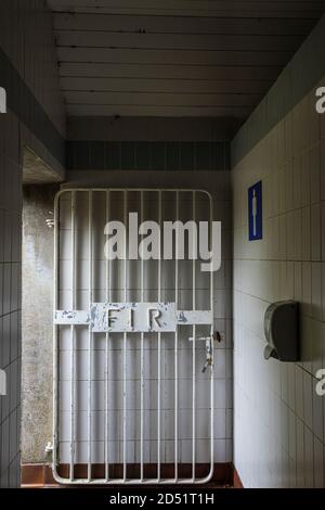 Metallstangen einer Tür zur Herrentoilette, Fir in irischer Sprache darauf geschrieben, in Old Head öffentlichen Toiletten, Louisburgh, County Mayo, Irland Stockfoto