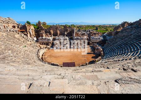 Side Roman Theatre in der antiken Stadt Side in Antalya an der Mittelmeerküste der Türkei. Stockfoto