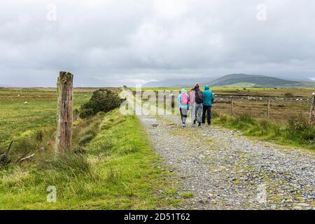 Wanderer auf einem Weg entlang der Killeen-Schleife Spaziergänge in der Nähe von Louisburgh, County Mayo, Irland Stockfoto