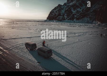 Alte Lieferwagen über gefrorenem baikalsee Stockfoto