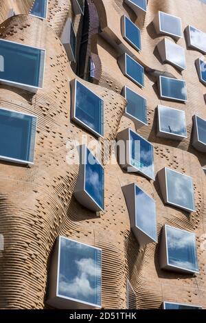 Detailansicht der gewellten Ziegelwand. DR Chau Chak Wing Building, UTS Business School, Sydney, Australien. Architekt: Gehry Partners, LLP, 2015. Stockfoto