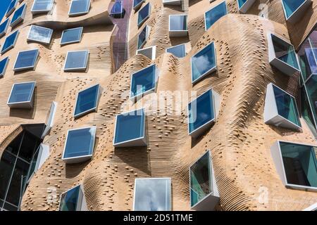 Detailansicht der gewellten Ziegelwand. DR Chau Chak Wing Building, UTS Business School, Sydney, Australien. Architekt: Gehry Partners, LLP, 2015. Stockfoto