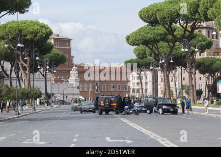 Roma, Italien. Oktober 2020. Blick auf die Via dei Fori Imperiali während der Dreharbeiten zum Film Mission Impossible 7 (Foto: Matteo Nardone/Pacific Press) Quelle: Pacific Press Media Production Corp./Alamy Live News Stockfoto