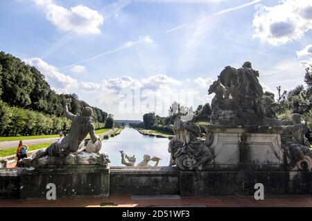 Caserta, Italien. Oktober 2020. Der Park des Königspalastes von Caserta, ein historischer Königspalast mit einem angrenzenden Park, befindet sich in Caserta. Es wurde im 18. Jahrhundert von Carlo di Borbone, König von Neapel und Sizilien, nach einem Projekt von Luigi Vanvitelli in Auftrag gegeben. Es nimmt eine Fläche von 47,000 m² ein (Foto: Patrizia Cortellessa/Pacific Press) Quelle: Pacific Press Media Production Corp./Alamy Live News Stockfoto