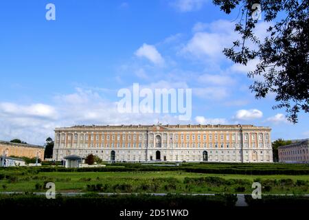 Caserta, Italien. Oktober 2020. Der Königspalast von Caserta, ein historischer Königspalast mit angrenzendem Park, befindet sich in Caserta. Es wurde im 18. Jahrhundert von Carlo di Borbone, König von Neapel und Sizilien, nach einem Projekt von Luigi Vanvitelli in Auftrag gegeben. Es nimmt eine Fläche von 47,000 m² ein (Foto: Patrizia Cortellessa/Pacific Press) Quelle: Pacific Press Media Production Corp./Alamy Live News Stockfoto