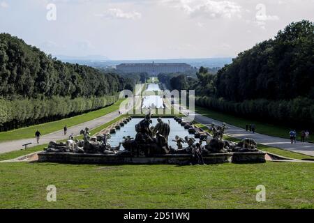 Caserta, Italien. Oktober 2020. Der Park des Königspalastes von Caserta, ein historischer Königspalast mit einem angrenzenden Park, befindet sich in Caserta. Es wurde im 18. Jahrhundert von Carlo di Borbone, König von Neapel und Sizilien, nach einem Projekt von Luigi Vanvitelli in Auftrag gegeben. Es nimmt eine Fläche von 47,000 m² ein (Foto: Patrizia Cortellessa/Pacific Press) Quelle: Pacific Press Media Production Corp./Alamy Live News Stockfoto